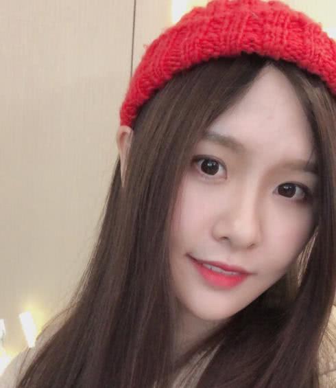 斗鱼人气女神阿冷参加线下活动,携手苏宁与粉丝一起跨年!