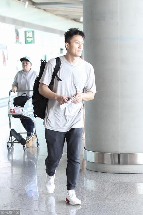 惠若琪和老公杨臻博疑蜜月出行 一前一后现身登机低调