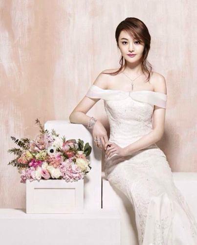 圈姐就带你们看看穿上婚纱的女明星们另一种风采.