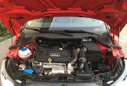 奥迪a1的电瓶安装在车上什么部位?有什么需要注意的?