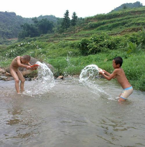 夏日风景(儿童戏水)