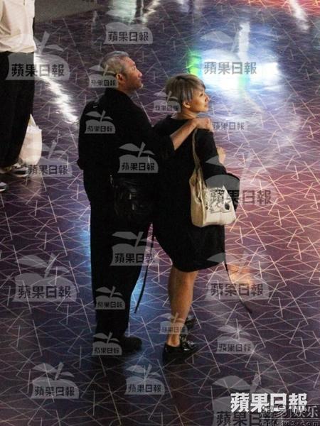 64岁徐克出轨勾搭女助理乐乐 电影院勾手摸脸搂搭肩