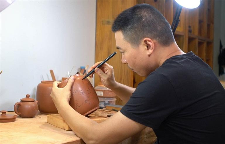 紫陶匠人 正文 2002年,郑春好拜景德镇陶瓷浮雕大师邹万相为师学习