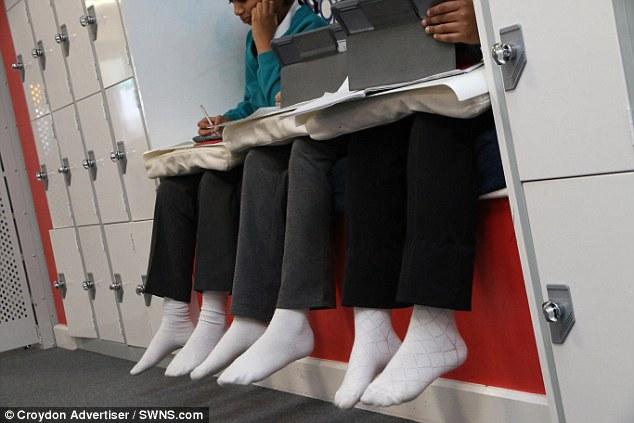 学生们可以穿着拖鞋上课,在教室之间行走