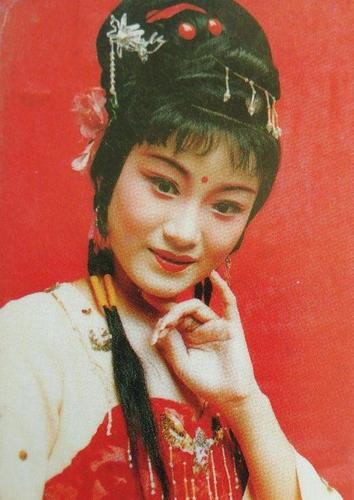 人称"小王文娟",出国归来重定位,又摘玉兰和梅花