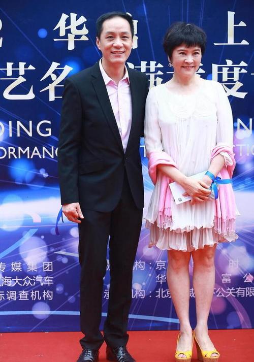 67岁梁丹妮还像个小姑娘穿粉色深v裙甜美减龄老妻少夫很恩爱