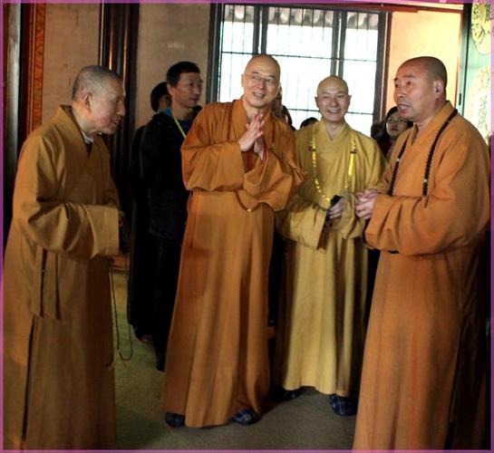 阿育王寺方丈大和尚界源法师陪同海涛法师一行礼拜佛陀舍利