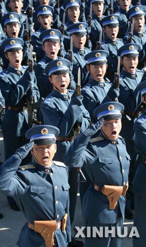 身着05式空军军服;; 空军驻京机关部队在北京沙河机场举行纪念空军