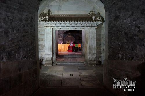 同时完工,其布局及建筑规制与慈安陵一样,但慈禧并不满足,尤其是慈安