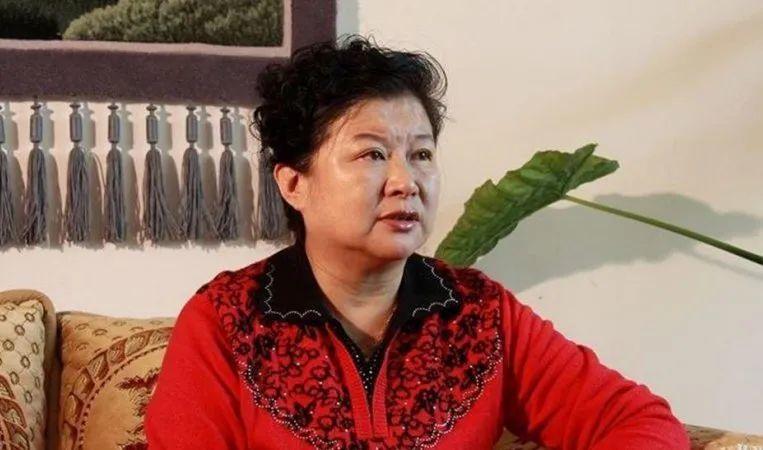 闫学晶藏了48年的"亲妈",原来是我们熟悉的演员李静