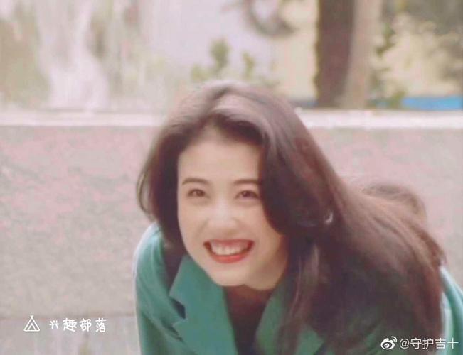 周海媚绿色长衣半趴在地上先是惊愕然后大笑是哪部电影?