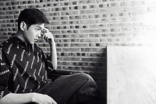 张若昀黑白写真,短发搭配黑色印花衬衫,别样迷人