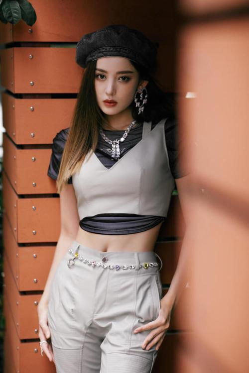 古力娜扎厉害了,灰色露脐背心配皮衣秀"蚂蚁腰",身材不输超模