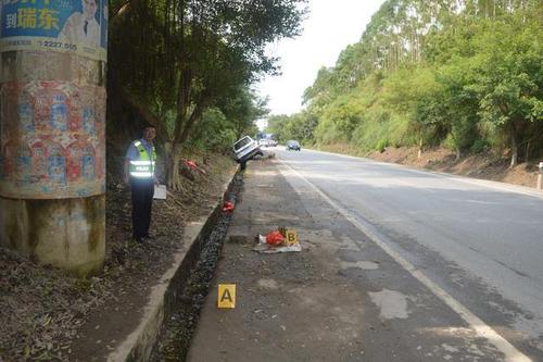 博白往玉林方向发生事故,一辆小车撞向路边摊贩,致其当场死亡