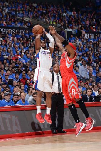 保罗投篮险遭特里封盖. (来自:腾讯体育)