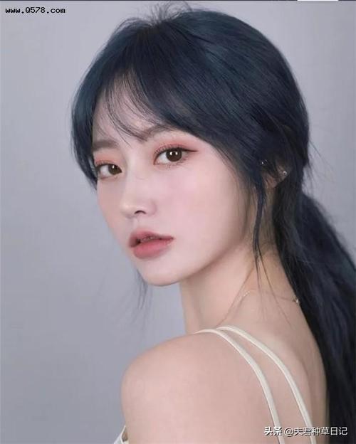 青木灰就是一款冷色系的发色,很高级很百搭,虽说是冷色系,但是对于
