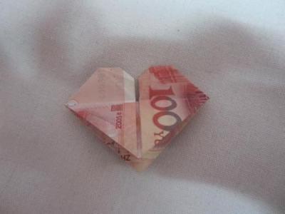 纸币折爱心简单折法 高清图 折纸时代钱心钱意人民币心形折纸