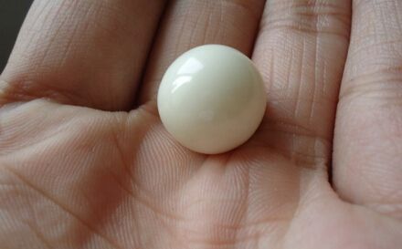 白色的舍利子是骨骼的,黑色舍利子是属于头发的,红色的舍利子是肌肉的