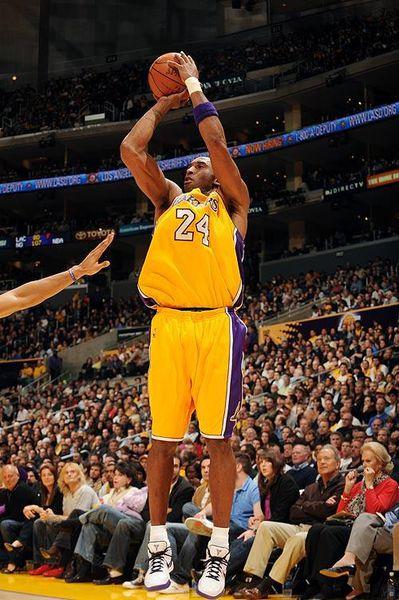 nba科比投篮姿势是怎样的?