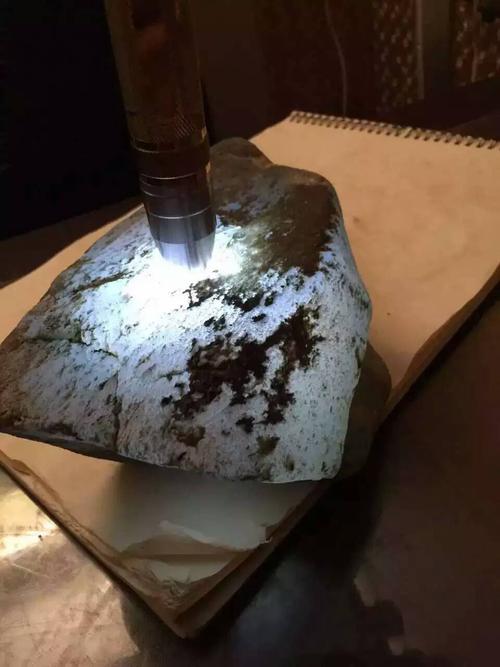 玻璃种翡翠原石