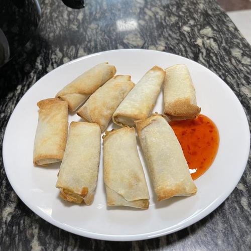 速冻食品春卷,也是空气炸锅炸的,直接烤,不用刷油,酱是泰式甜辣酱