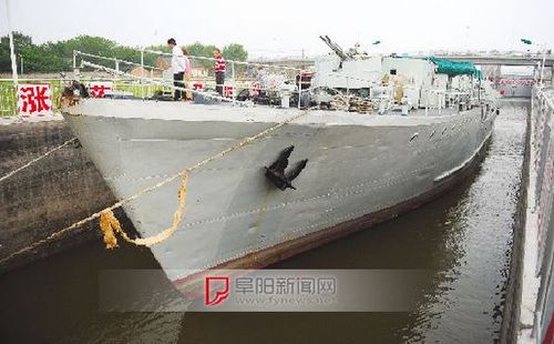 阜阳船闸惊现军舰 原是退役扫雷舰(图)