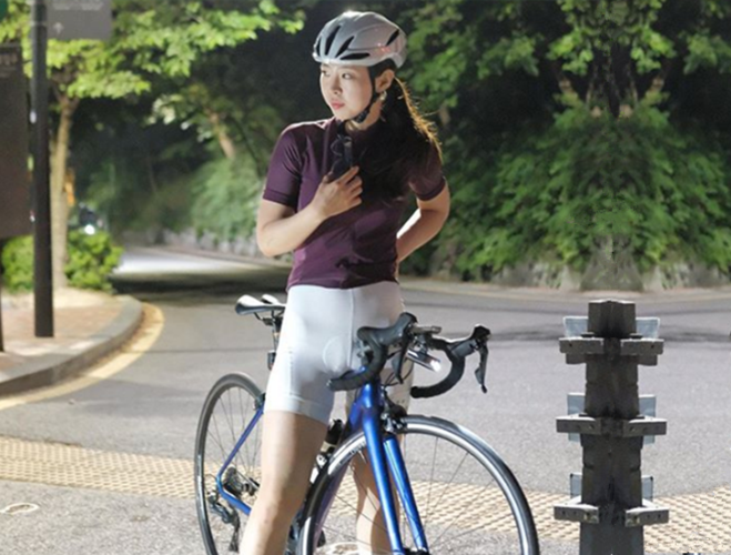 这位姑娘叫金泰尔,是ins上的一名韩国网红,最大的爱好就是骑行.
