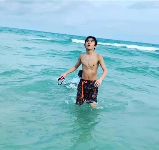 13岁lucas已经有腹肌!和妈妈张柏芝海边度假,基因太好