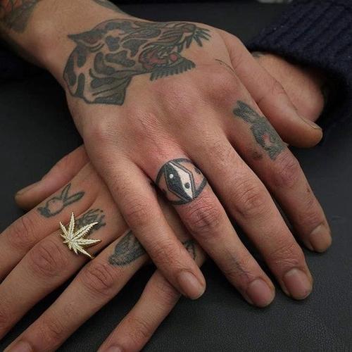 手指戒指纹身细细缠绕在指尖的手指戒指纹身图案