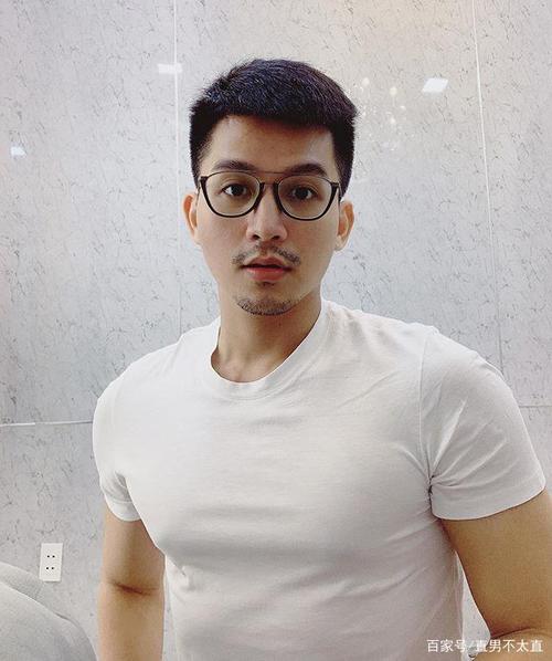 正面照可以看出帅哥颜值很高,五官精致身材壮硕很是帅气呢