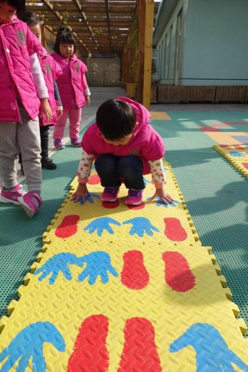 学习新游戏"小手小脚",锻炼肢体协调能力