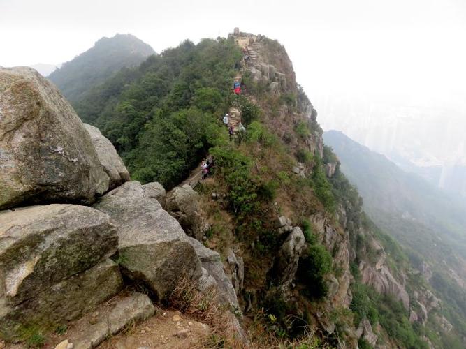 舞龙弄石狮 上上香港狮子山