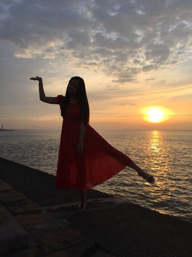 海边的日出,清晨漂亮的美女从海边走来,夏天的海边每天热闹非凡.