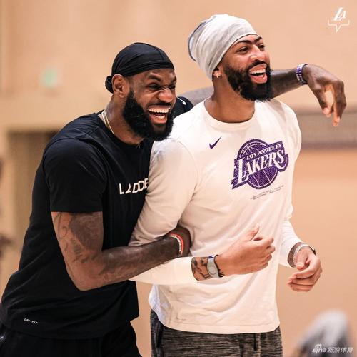 湖人队内气氛相当好!詹姆斯搂着浓眉开怀大笑