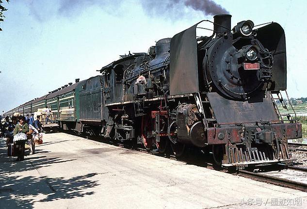 1/6 驶往安徽芜湖的蒸汽机车老照片,仅有的火车头在火车道上疾驰 1983