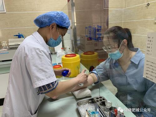 检验科主管检验技师张淑华正在给病号抽血做检查.