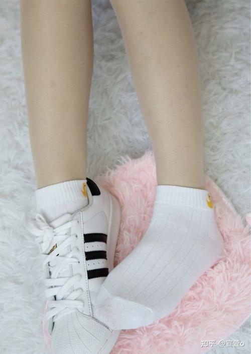 我是男生,喜欢看女生穿白色棉袜,觉得很美,这正常吗?
