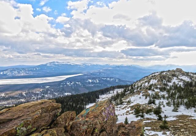 乌拉尔山脉存在显著的大气环流东亚地区容易形成大范围冷冬气候