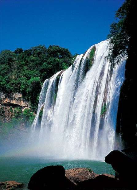 若是李白从此过  银河未必降庐山  犀潭 为黄果树瀑布下的犀牛潭