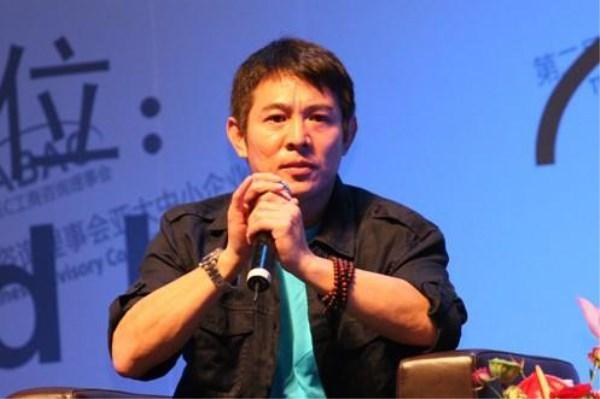 最近,网上有几张关于沉香的照片,被很多人转发,一张是马云戴沉香手串