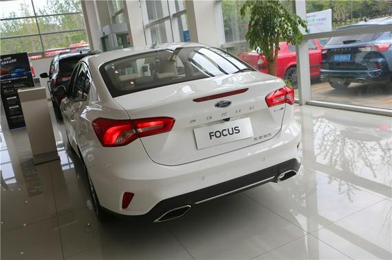 紧凑级入门好选择实拍福特2021款福克斯