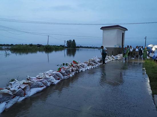 庐江县泥河镇:雨夜十二小时 防汛抢险刻不容缓