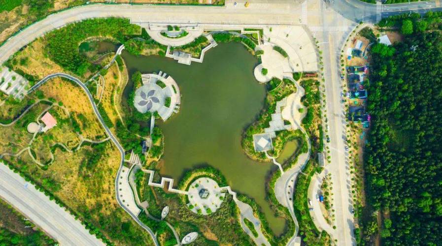 定南休闲公园为市民提供舒适健身场所_定南县_绿色植物_城市