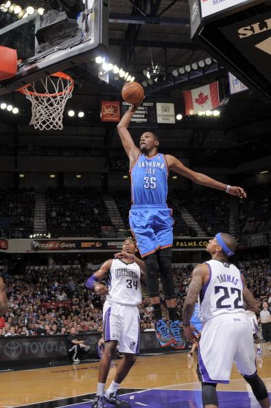 组图雷霆胜国王杜兰特惊天飞扣双手挂筐示威