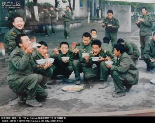 人是铁饭是钢:军队里各种吃饭瞬间合集