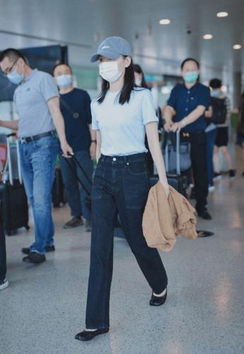 原创董洁走机场被拍,素颜脸有点上年纪,脚上穿老人鞋倒是活的坦率!