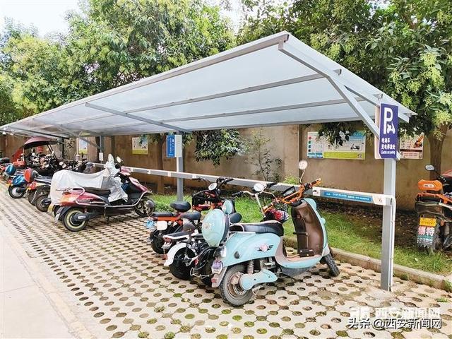 在小区建电动自行车充电桩或充电车棚成为当务之急,但部分小区要求