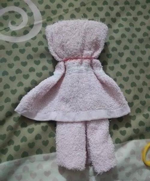 如何利用毛巾折叠小熊