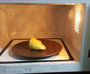 2,把榴莲放在盘子上,接着放入微波炉中烤两分钟就可以了.