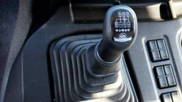 法士特12档变速箱,档把经过重新设计,档杆短方便操作.